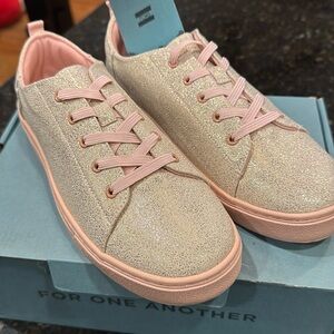 BNIB TOMS Lenny Elastic Rose Gold Iridescent Sneakers Girl 4.5 or Women 6